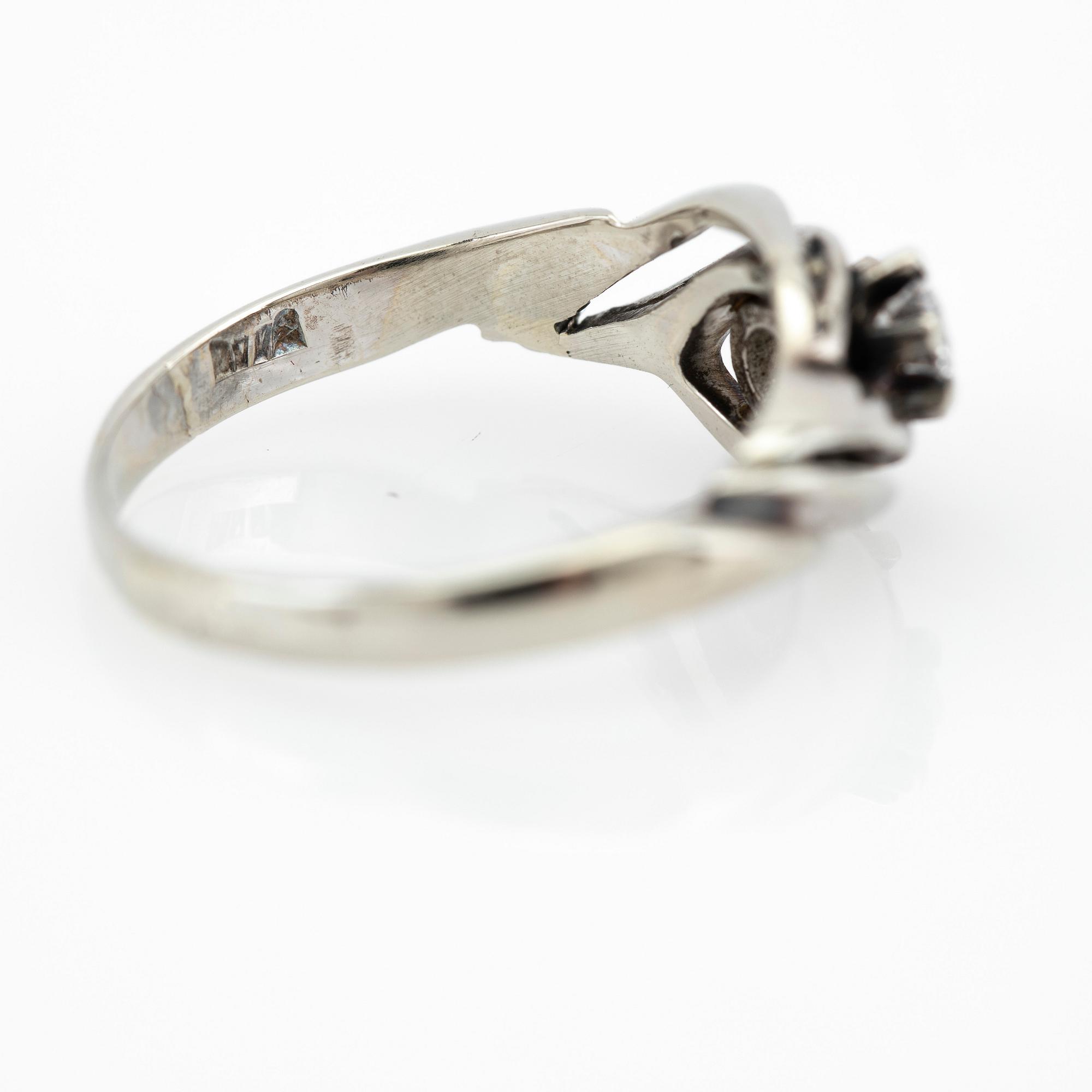 Ring, 18K white gold with two brilliant-cut diamonds.