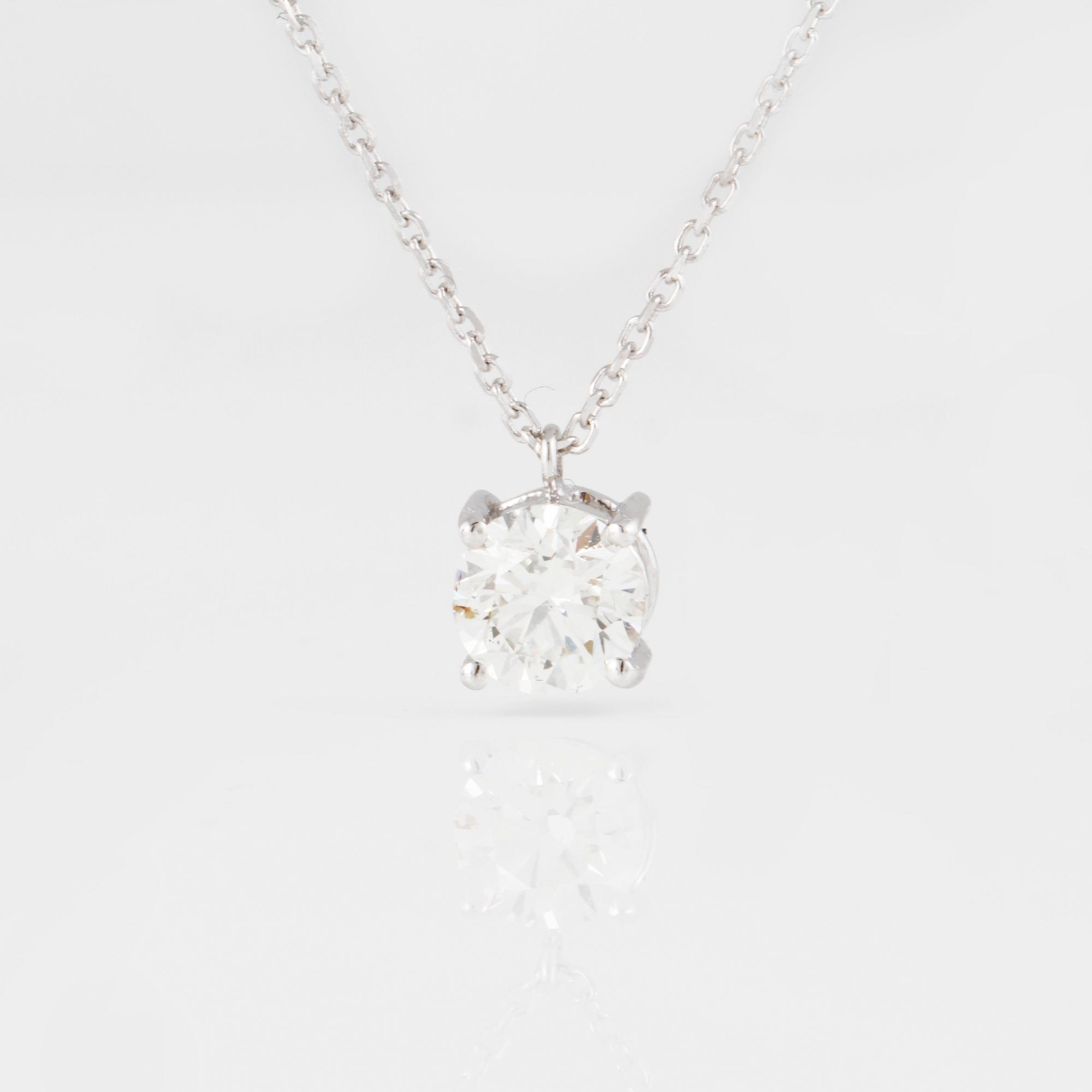 HÄNGE, 18K vitguld med briljantslipad diamant 1.01 ct. Vikt 2,4 gram.