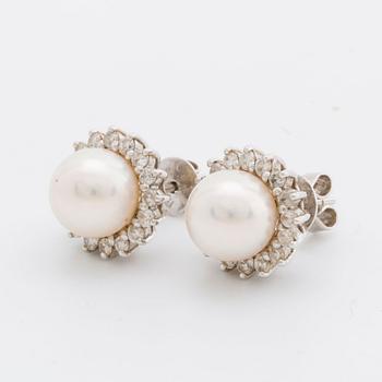 EARRINGS 18K whitegold w2 clutured pearls approx 8,5 mm and brilliant-cut diamonds approx 0,50 ct in total.