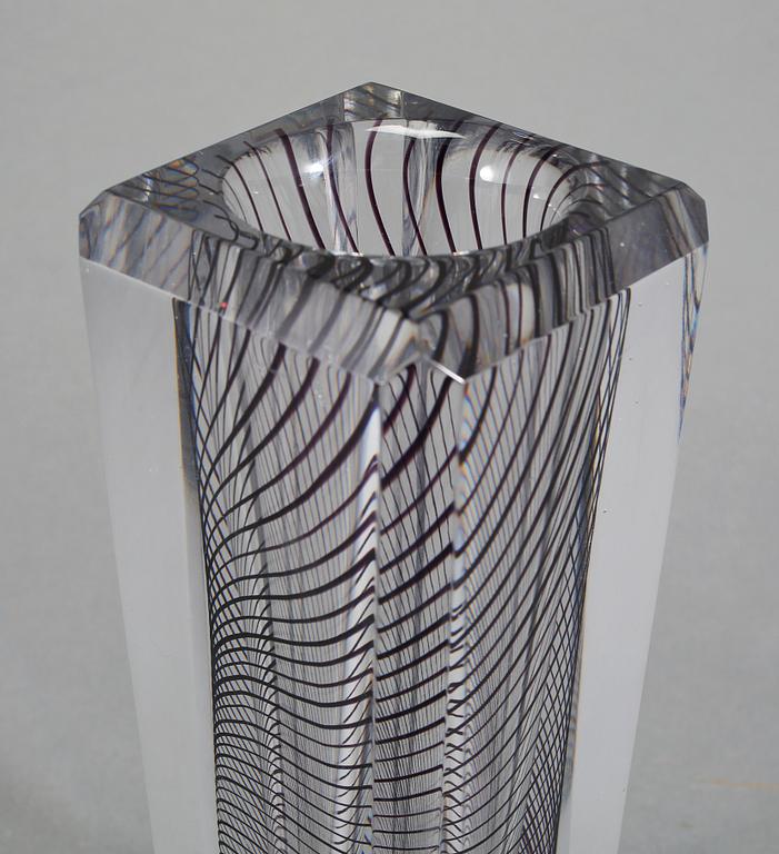 VAS, glas, Vicke Lindstrand, Kosta, signerad, 1900-tal.