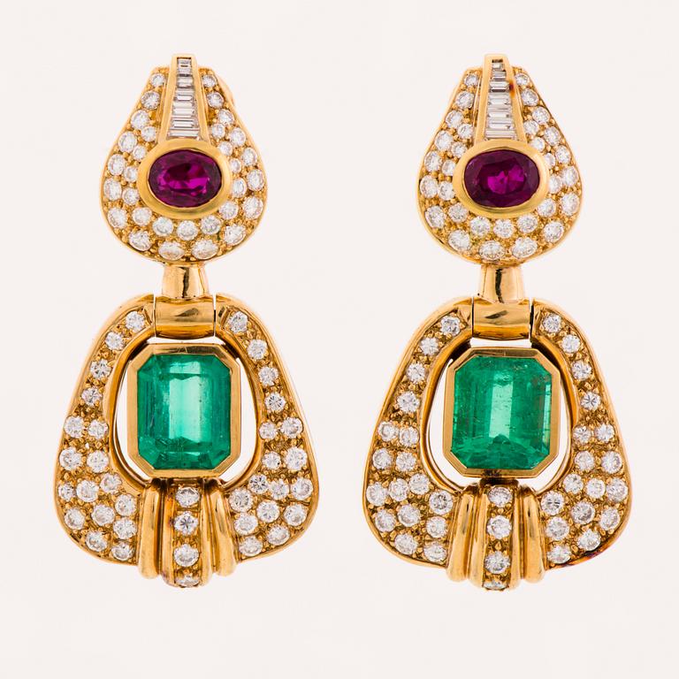 A PAIR OF EARRINGS, facetted emeralds and rubies, diamonds, 18K gold. Gomez & Molina, Spain.