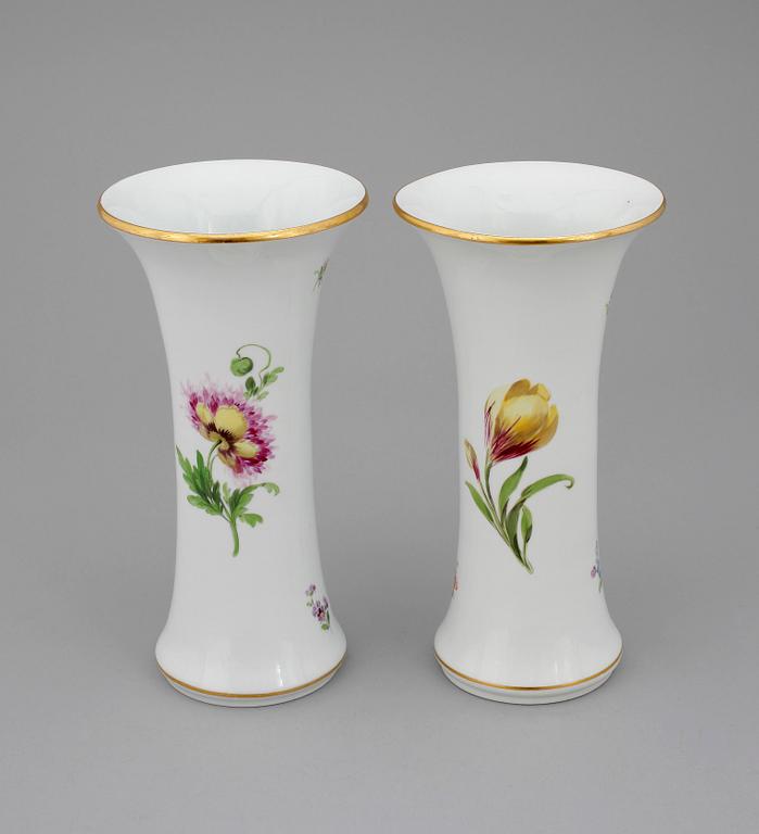 VASER, ett par, porslin, Meissen, 1900-talets andra hälft.
