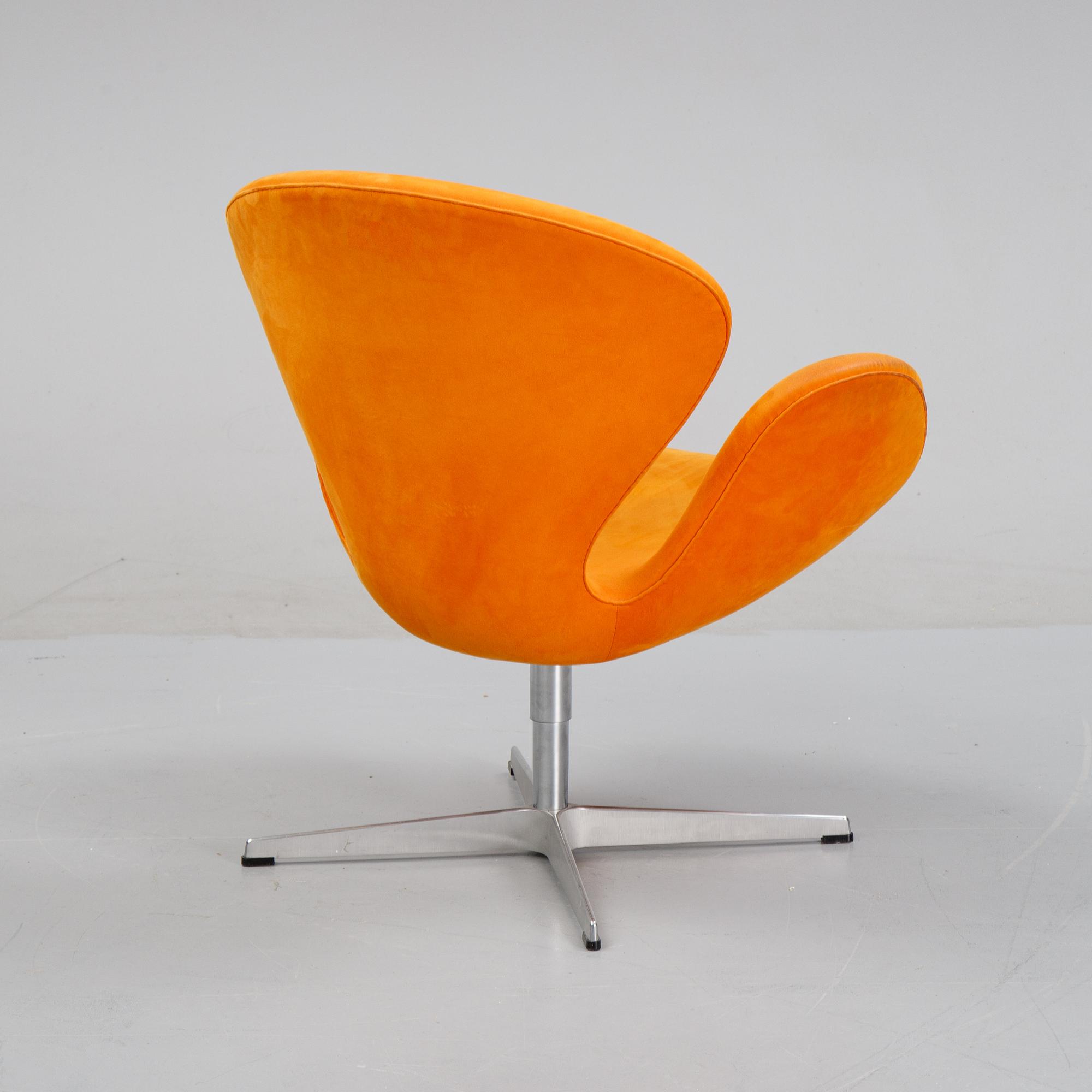 Arne Jacobsen, fåtölj, "Svanen", Fritz Hansen, Danmark, daterad 2005.