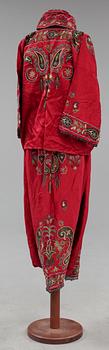 DRÄKTER, 2 st samt SKOR, tre par, Turkiet, 1900-tal.