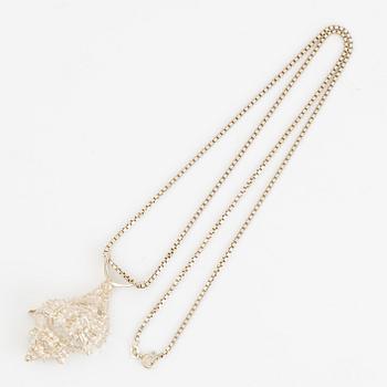 Eric Scott-Robbert, Pendant in the shape of a shell, silver, with chain silver.
