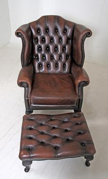 ÖRONLAPPSFÅTÖLJ med FOTPALL, engelsk stil.