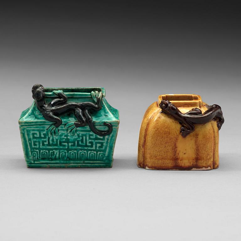 PENSELBAD, två stycken, porslin. Qingdynastin, 1800-tal.
