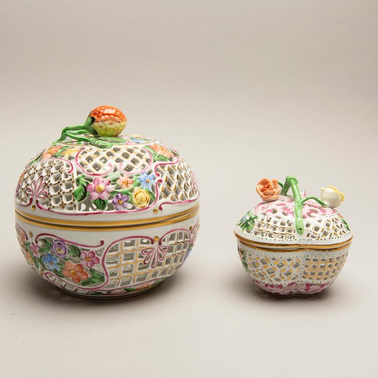 A set of two Herend handpainted porcelain bowls mid 1900s.