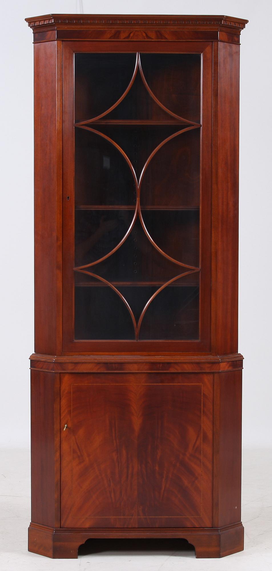 HÖRNSKÅP, engelsk stil, 1900-tal.