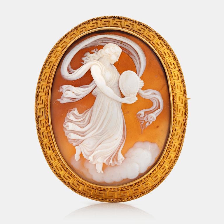 A Gustaf Möllenborg shell cameo brooch in 18K gold.