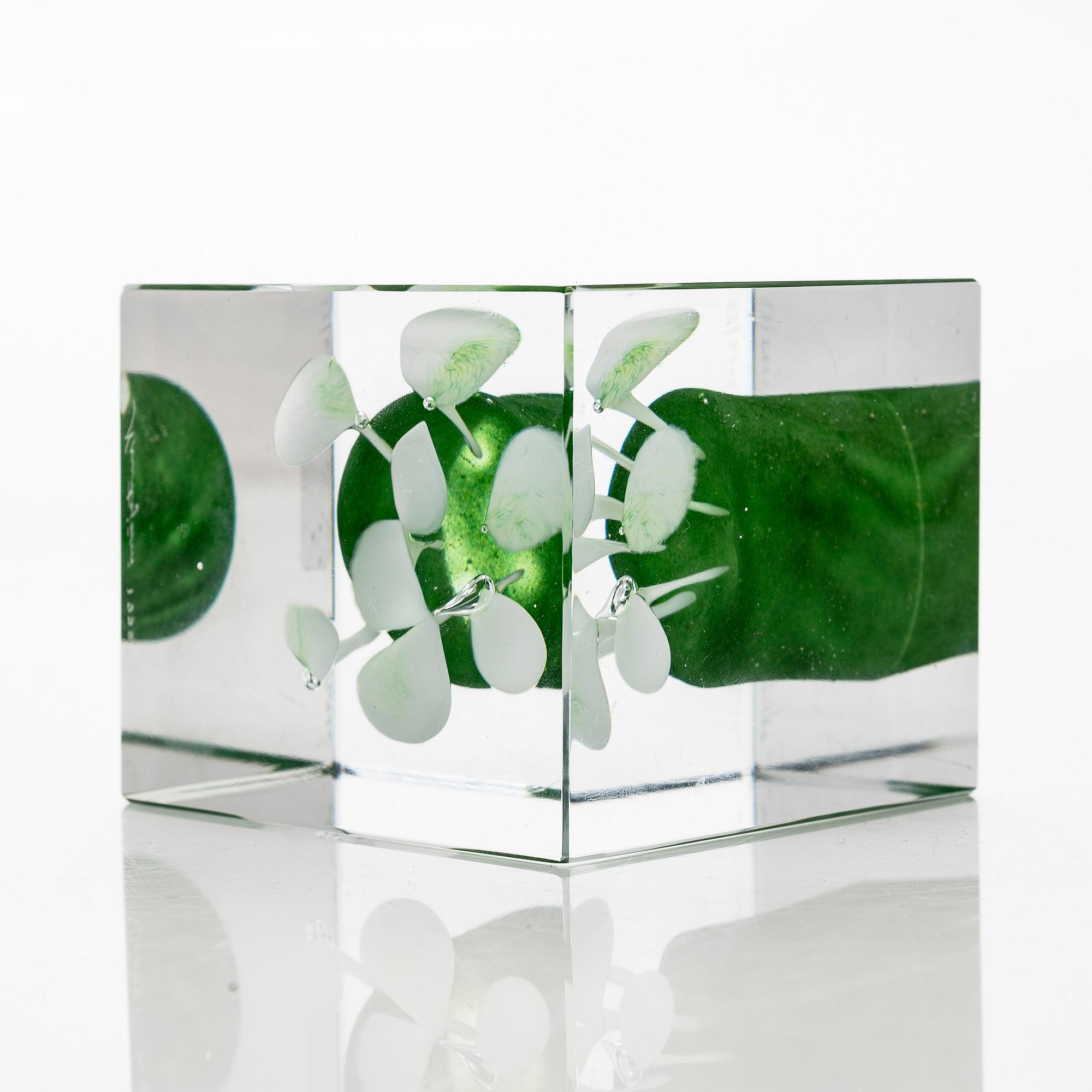 Oiva Toikka, årskub 1992, signerad Oiva Toikka Nuutajärvi 1992, numrerad 53/2000.