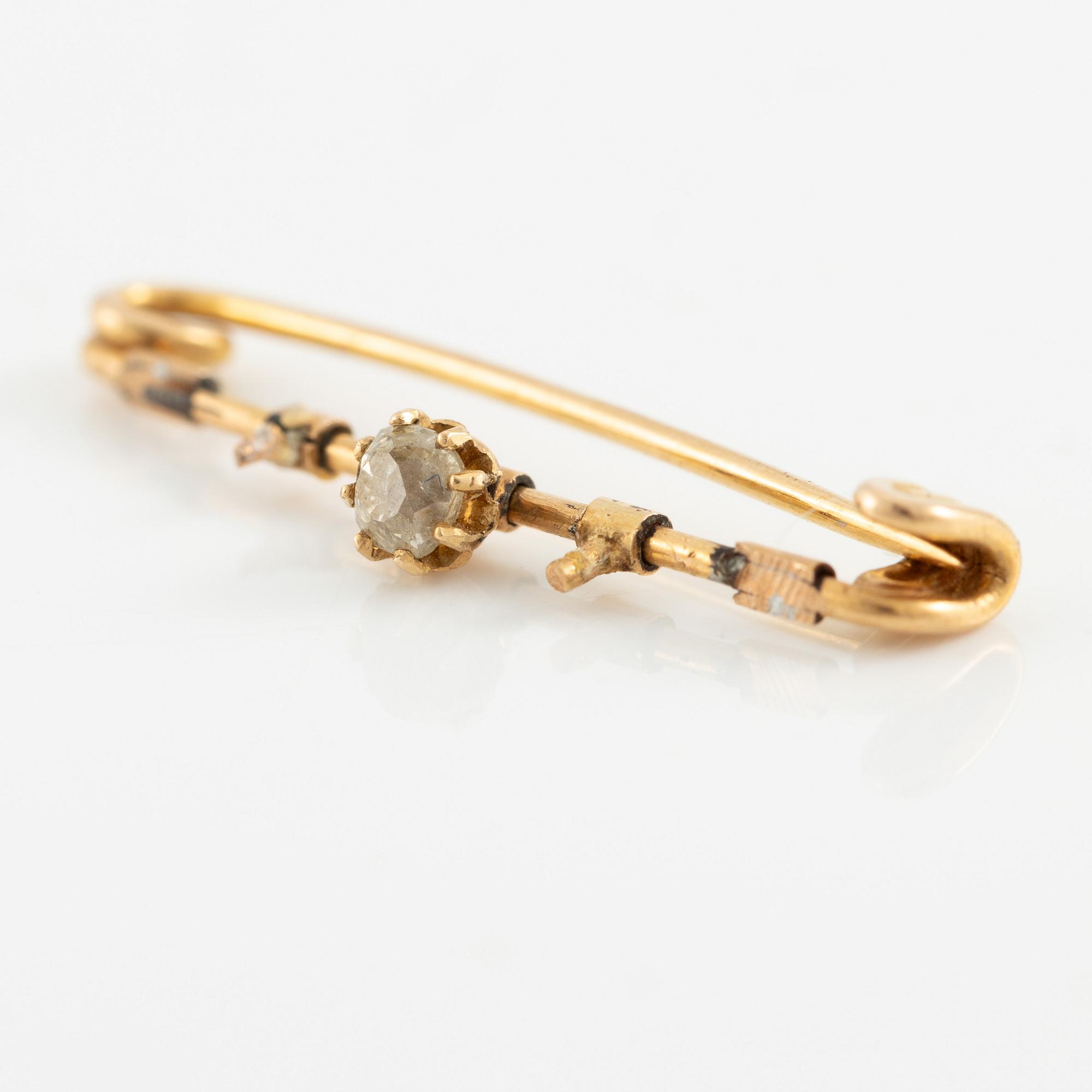 Brooch 18K gold with an old-cut diamond, defective.