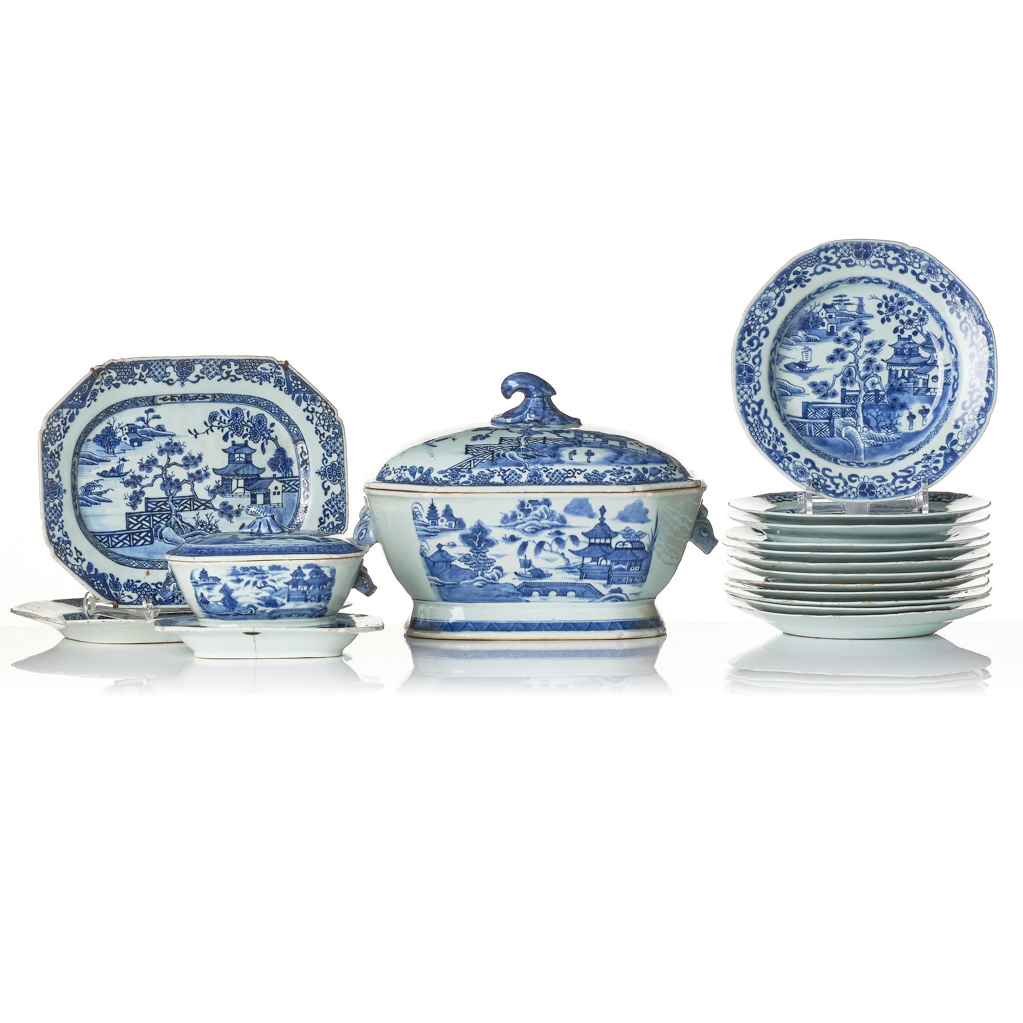 A Chinese blue and white porcelain service, 16 pieces, Qing dynasty, Qianlong (1736-95).