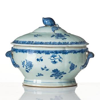 A blue and white tureen with cover and stand, Qing dynasty, Qianlong (1736-95).