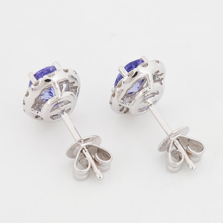 ÖRHÄNGEN, med ovala fasettslipade tanzaniter och briljantslipade diamanter.