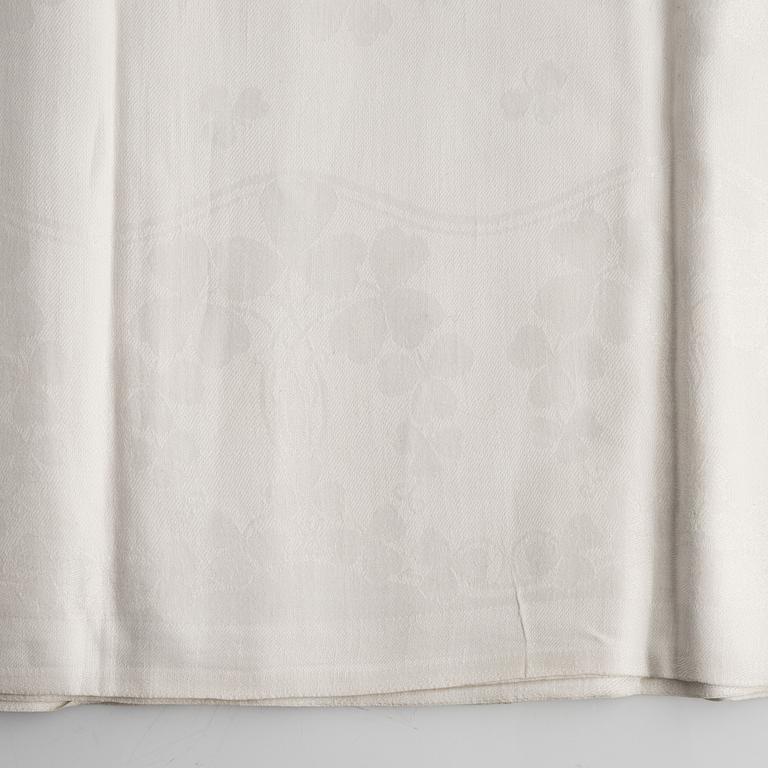 Five tablecloths, partly linen.