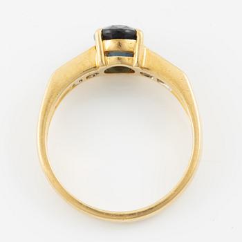 Ring, 18K gold with blue sapphire and carré-cut diamonds.