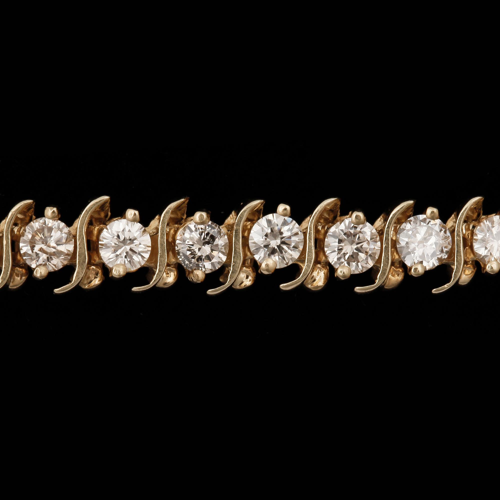 ARMBAND, 14k guld med briljantlslipade diamanter tot ca4,50ct. 2000-tal. Vikt 11g.