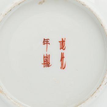 A set of 12 Chinese porcelain plates, circa 1900.