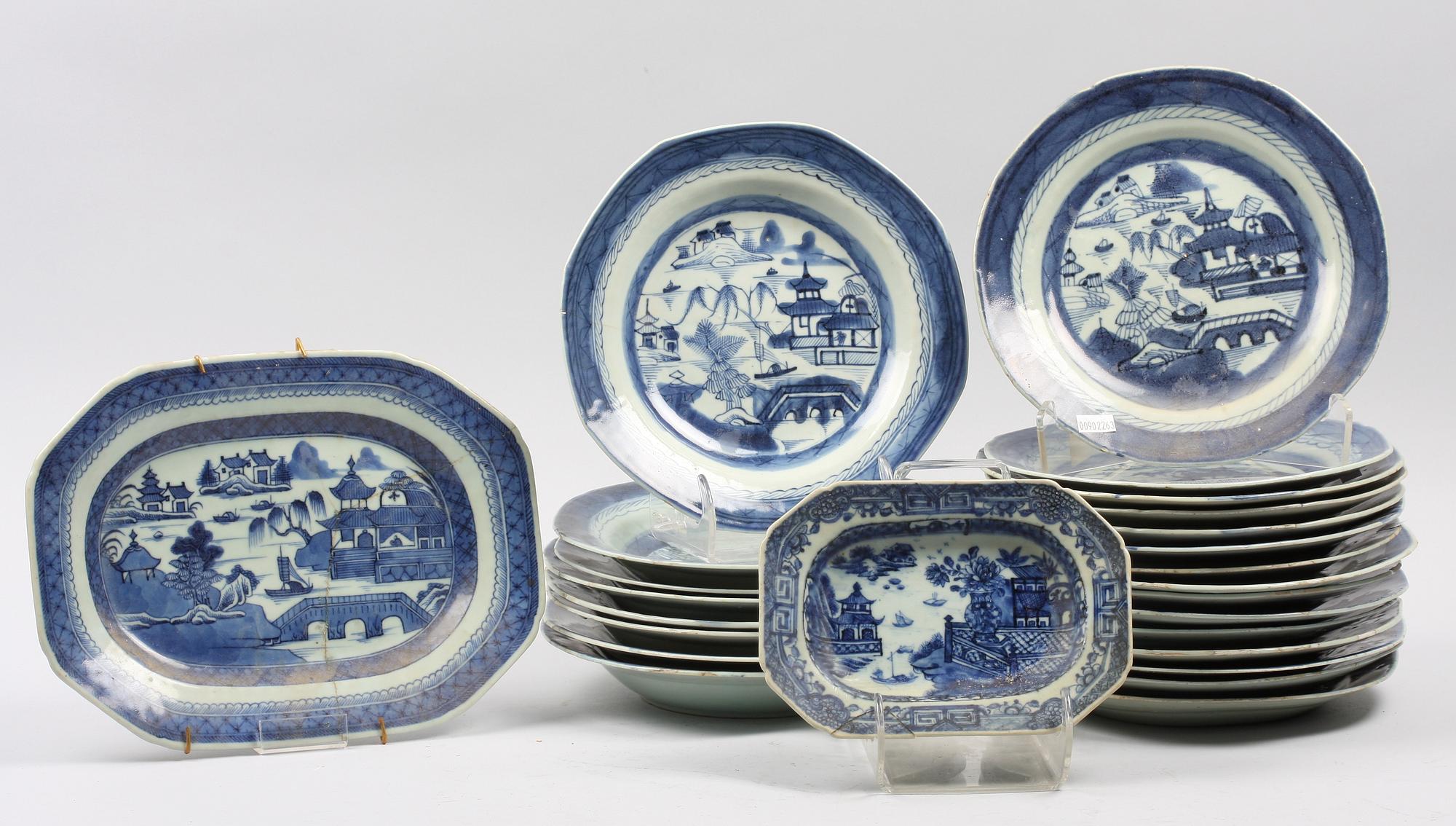 PARTI OSTINDISKT PORSLIN, 25 delar, Kina, tidigt 1800-tal.