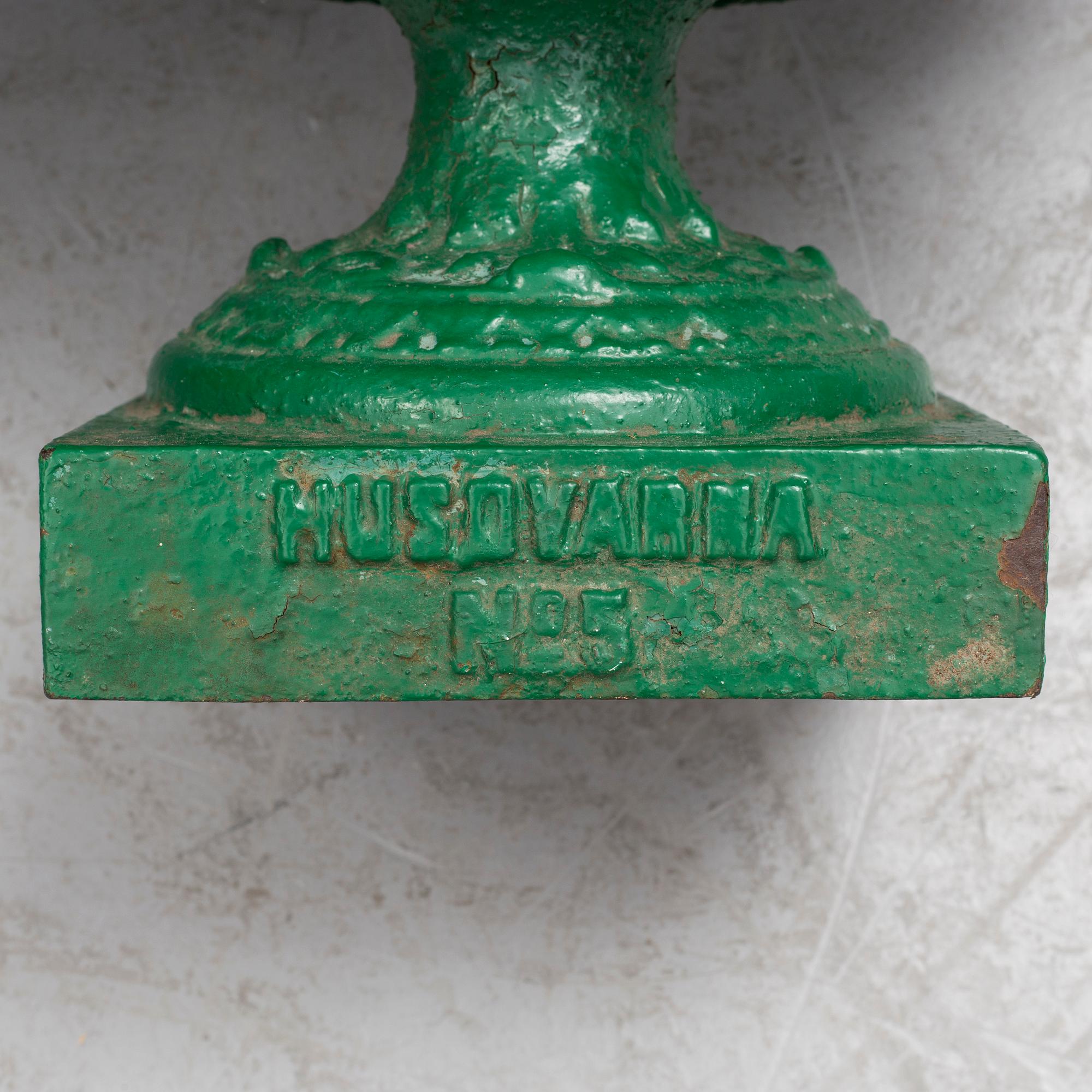 TRÄDGÅRDSURNOR, ett par, gjutjärn, Husqvarna No5, omkring 1900.