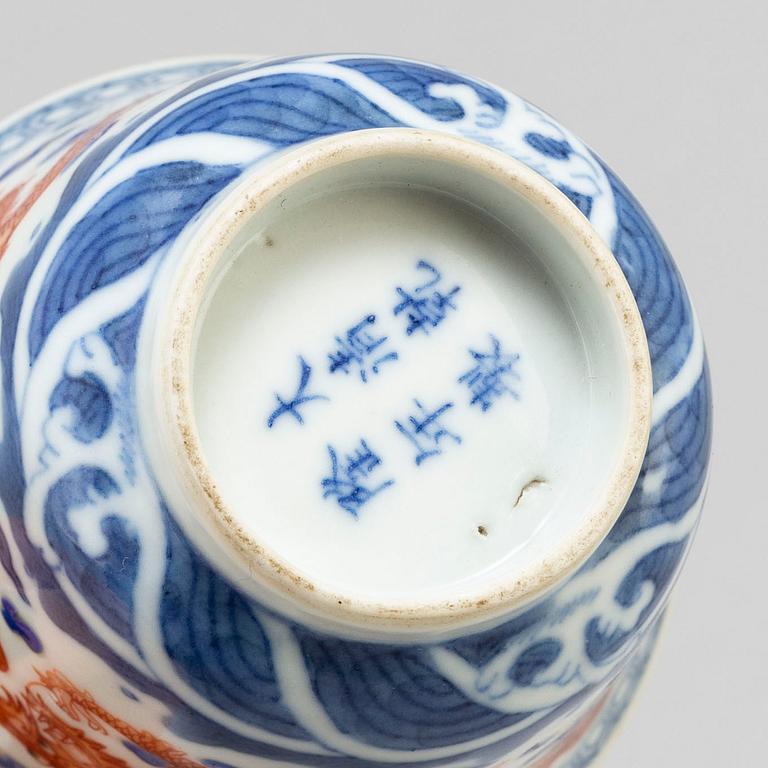 A Chinese iron-red and blue and white cup, early 20th century.