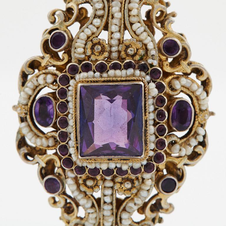 A parure comprising a necklace, a pair of earrings and a ring.