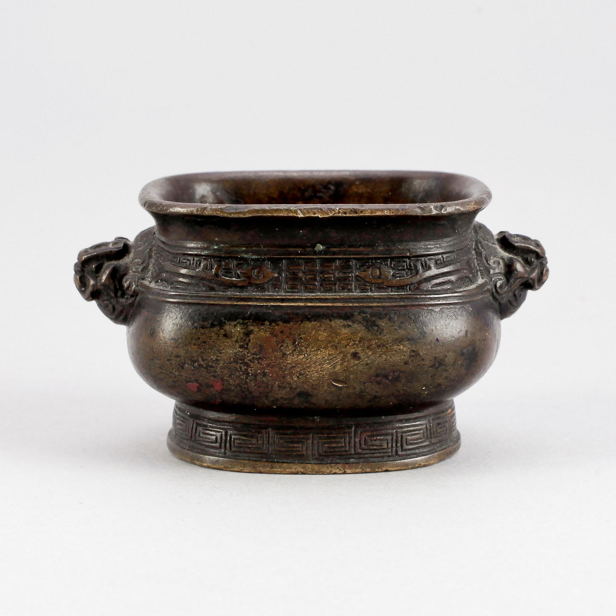 RÖKELSEKAR, brons, Kina. Sen Qing.