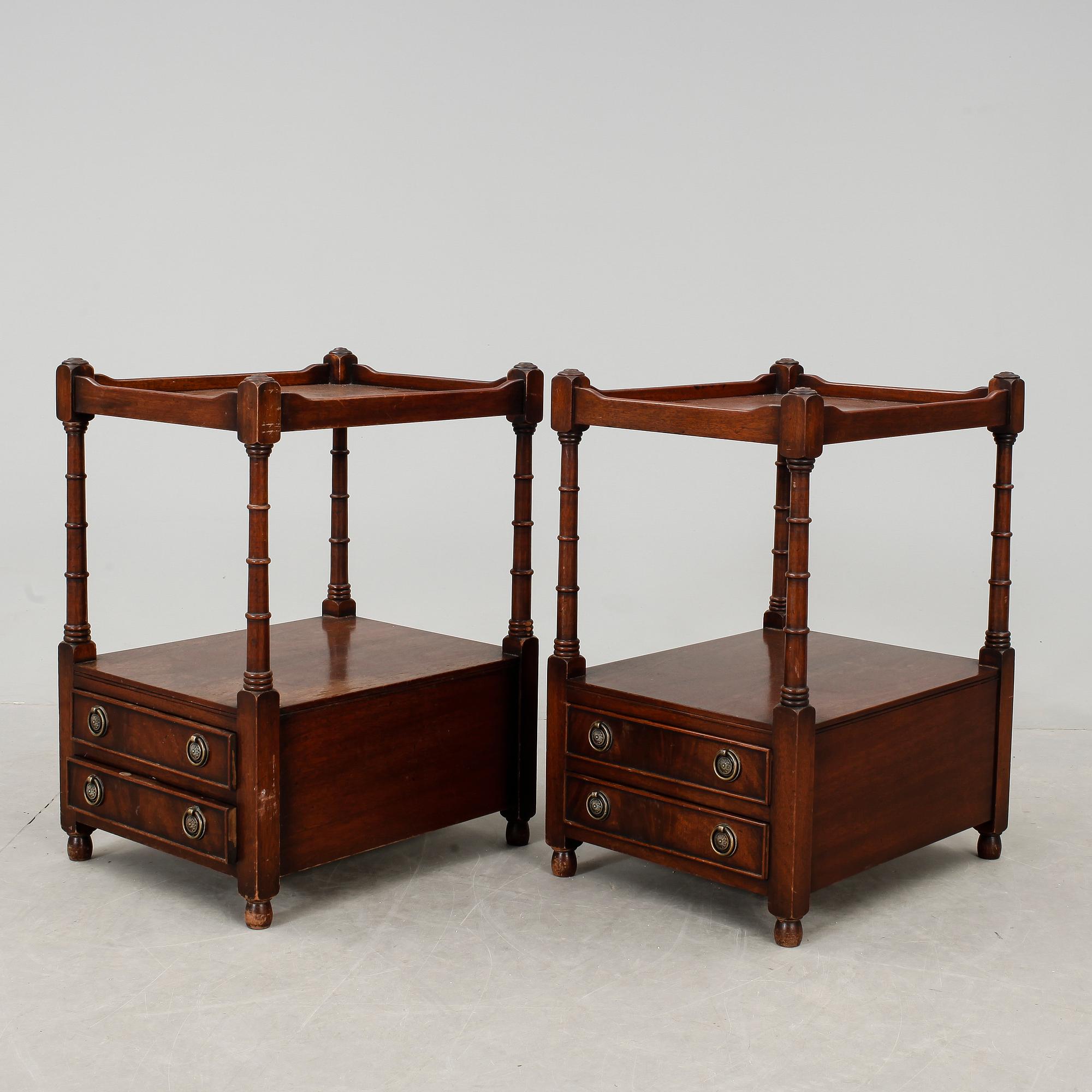 SÄNGBORD, ett par, engelsk stil, 1900-talets andra hälft.