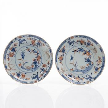 Mugg, bålskål samt fat, tre stycken, porslin. Qingdynastin, 1700-tal.