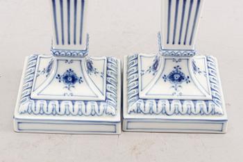 LJUSSTAKAR ett par "Musselmalet" Royal Copenhagen Danmark 1900-talets andra hälft porslin.