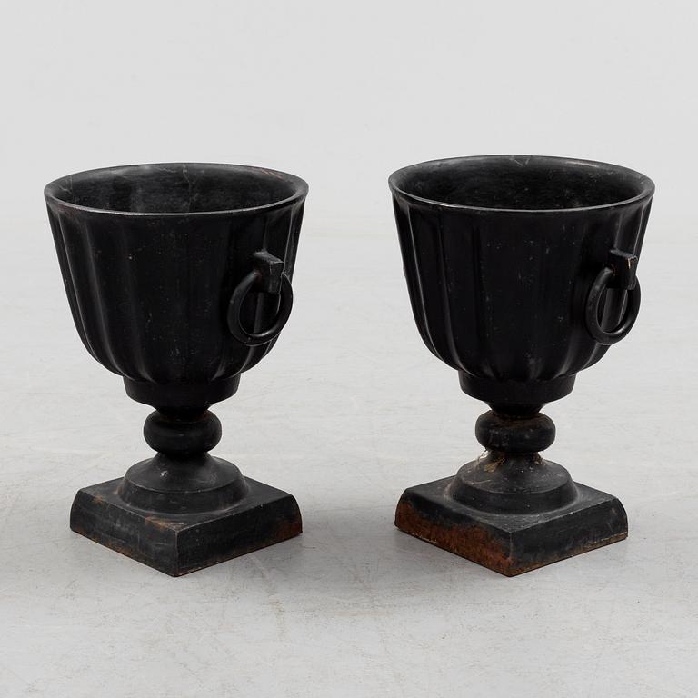 A pair of cast iron plat pots from Alunda Gjuteri.