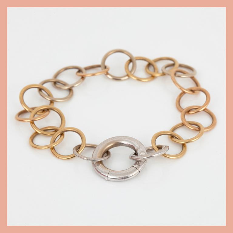 ARMBAND, 18K flerfärgat guld, Pomellato "Lucciole", samt briljantslipad diamant tot ca 0,03 ct. Total vikt ca 20,80 g.