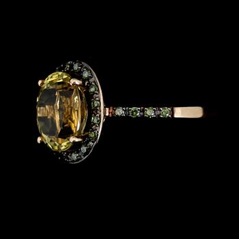 RING, 14K guld, grönfärgade diamanter och citrongul topas.