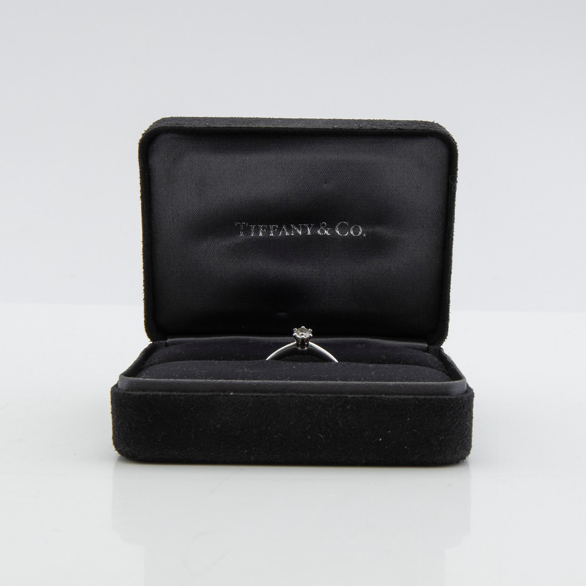 Tiffany & Co, ring, platina med briljantslipad diamant.