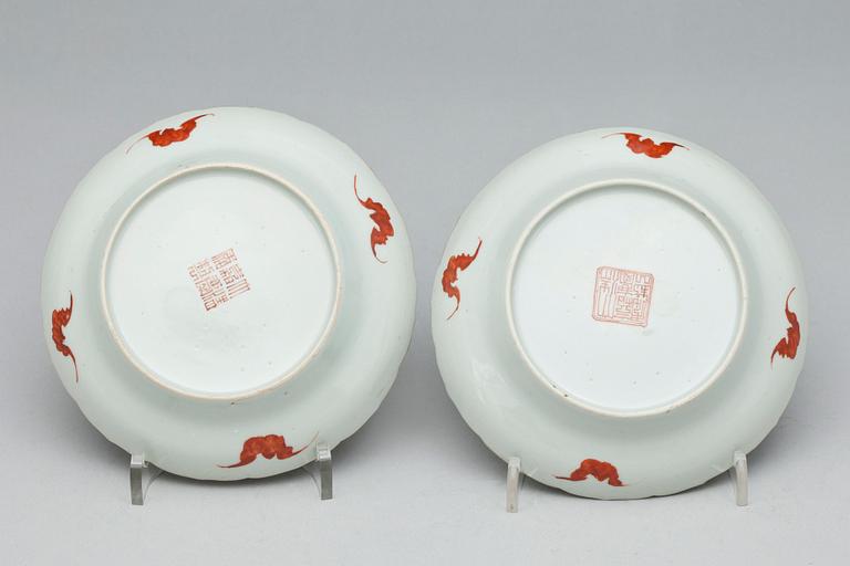SKÅLFAT, två stycken, porslin. Qing dynastin, omkring 1900. Med sigillmärke i rött.