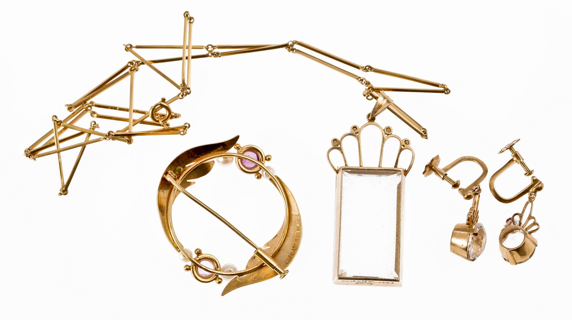 SMYCKEN, 3 st, 18 K guld med bergkristall, pärlor och ametister, Stigbert, 1944-57.