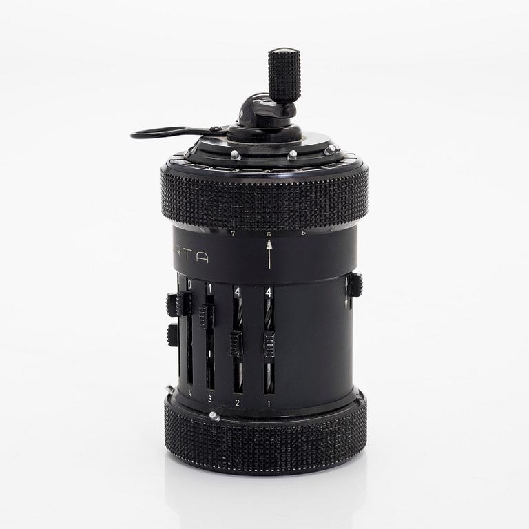 Räknemaskin, "Curta, Type I", utvecklad av Curt Herzstark, Contina AG Mauren, Lichtenstein, formgiven 1947.