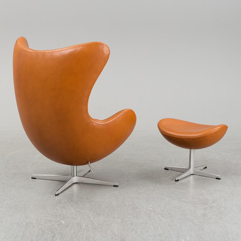 ARNE JACOBSEN, an 'Egg' anilin leather lounge chair and ottoman Fritz Hansen, Denmark, 2019.