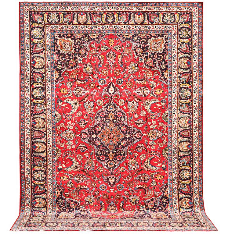 A Najafabad carpet, c. 292 x 202 cm.