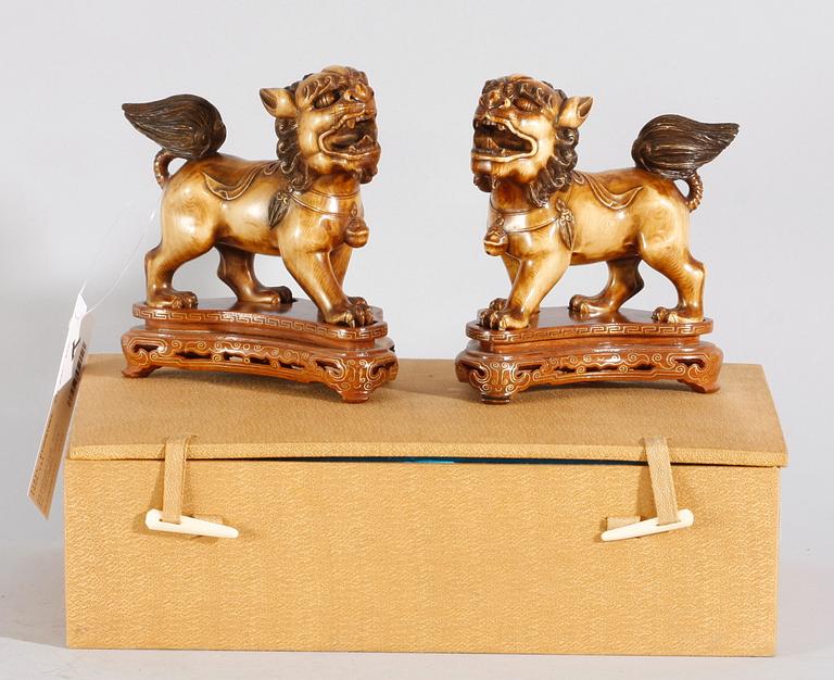 FIGURINER, ett par, ben, 1900-tal.