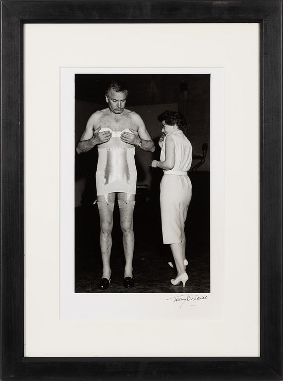 Terry O'Neill, "Laurence Olivier at the London Palladium", 1964.
