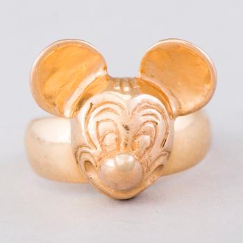 A RING, "Mickey Mouse", 18K gold. Helsinki 1976.