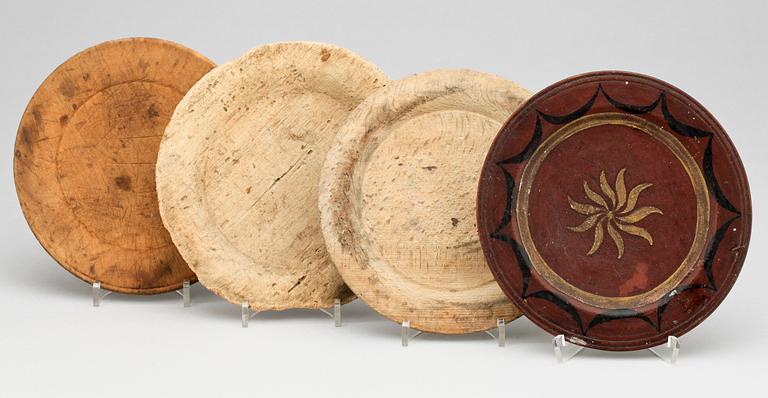 TALLRIKAR, 4 st, trä, allmoge, 1800-tal.