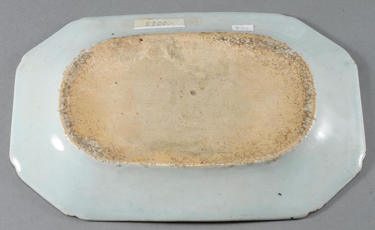 TALLRIKAR, 4 st, djupa, samt UNDERFAT, porslin, Kina, 1700-tal.