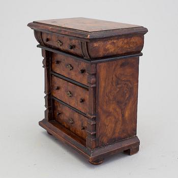 MINIATYRBYRÅ, nyrenässans, 1800-talets slut.