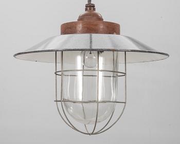 TAKLAMPOR, ett par, industrimodell. 1900-talets andra hälft. Höjd c:a 36 cm.