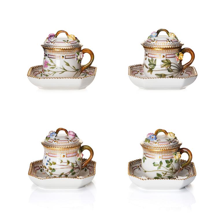 Cremekoppar med lock och fat, fyra stycken, porslin. Royal Copenhagen, "Flora Danica", Danmark, 1900-tal.