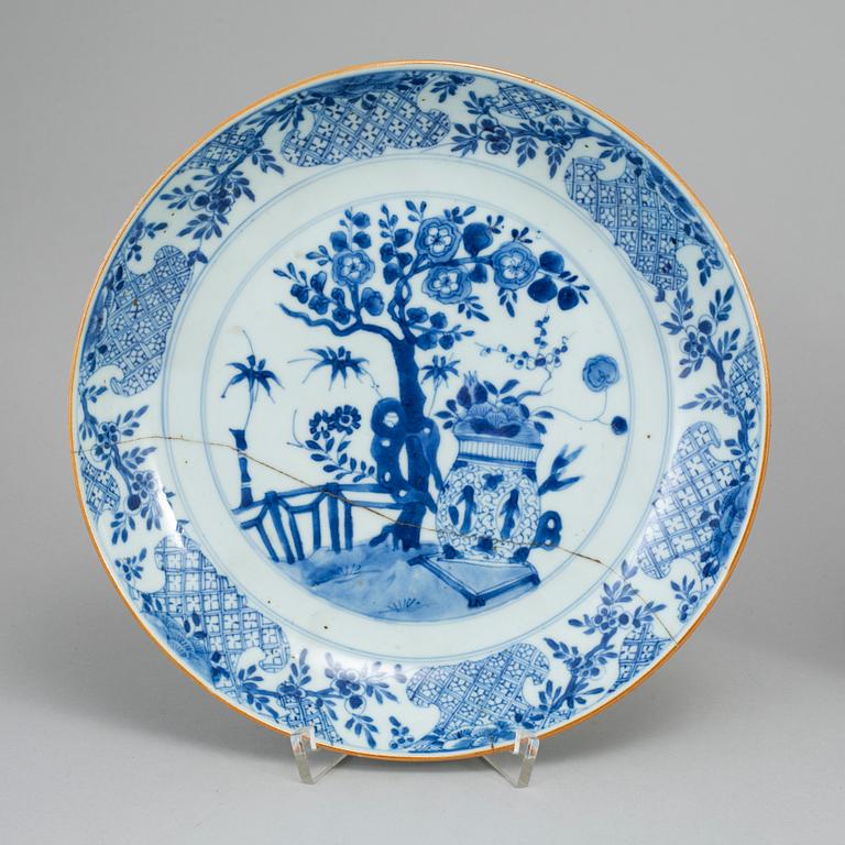 SKÅLFAT, tre stycken, kompaniporslin. Qingdynastin, Qinalong (1736-95).