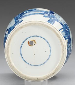 A blue and white vase, Qing dynasty, 18/19th Century.